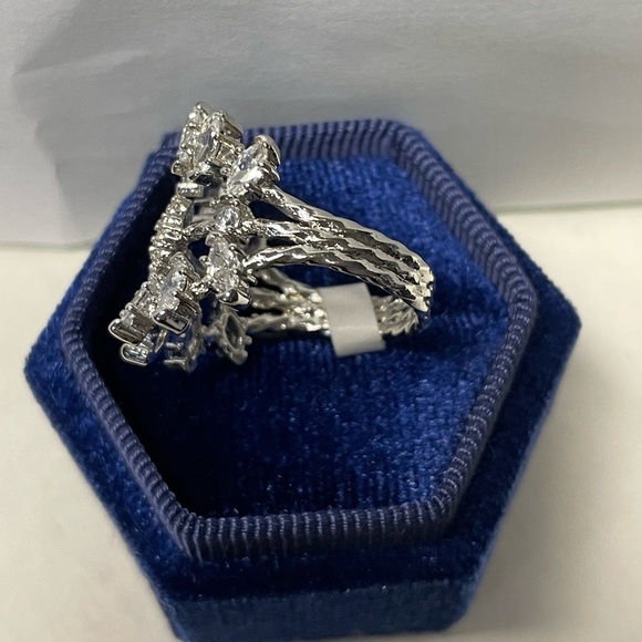 Unique Ring - Picture 5 of 11